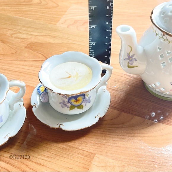 Avon Ceramic Floral Teapot Tea Light Holder With Two Teacup Candles - Picture 11 of 15